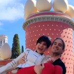 Aydilge Instagram - Barcelona'da size harika besteler yapıyorum. Gezdiğimiz her yer müzik gibi... Ama yine de ülkem canım ülkem 💝 🥰🥰 Tabi ki oy kullanmaya döneceğiz. Sonra da muhteşem konserlerde buluşacağız 😇🥰 #aydilge 1,3, 5 ve 6. fotoğraf Salvador Dali Müzesinden 2 ve 4. fotograf La Sagrada Familia @utkubarisandac