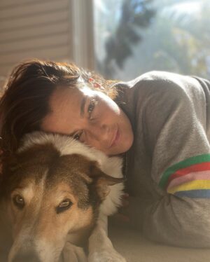 Ayelet Zurer Instagram - כשכלב הולך לעולמו את מבכה לא רק את חייו אלא גם את חייך. רגעים שלא יחזרו, שעות יפות, רגעי קסם שהיו והפכו באחת לזיכרון. החיים עוברים כל כך מהר וערגה היא רגש שלא מניח. 
נח בשלום כלבי היקר האהוב והיחיד במינו. החלילן מהמלין של הכלבים. באת לעולם הזה ללמד אהבה והצלחת. תשאר בליבי לנצח, דרך כל הזמנים, כל השמיים וכל העתים.
נח בשלום כלב יקר שלי, נשמה טהורה, חזרת לאחדות.
💔 #bestdogever 
Beautiful dog, you were my friend, my guard, my armor at times. The Hamlin of dogs! Every child in the park knew and loved you, you healed those who feared dogs and made everyone happy. You were a joy and a gift in our lives, thank you my friend, my companion. I will love you forever