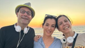 Ayelet Zurer Instagram - חולי אהבה. קיבלנו מתנה, לא בכל יום ערוץ טלוויזיה מסחרי כמו קשת בוחר לתת מקום לסדרה שאין בה אקשן, יריית אקדח, מרדף רחמנא או אלימות. להיפך, יש בה אנושיות, אהבה, הומור, התמודדות עם מחלה, וכן, רומנטיקה ונשיקות ארוכות. כל השחקנים והצוות של חולי אהבה שצולמה לפני אוקטובר הנורא, אחד אחד, נתנו את הלב. אני לא חושבת שעבדתי כל כך קשה ובקצב מסחרר כזה ויחד עם זאת בתחושה של משמעות עמוקה. לצד שני בימאים שמגנים עלי, אוהבים אותי ועוזרים לי לשרת את הסיפור המקסים שכתבו שבו עמליה ומיכה מתאהבים ברגע הכי קשה של החיים שלהם. זו הייתה חוויה שאנצור בלב לנצח נצחים. תודה לכל האנשים המופלאים שעבדו על הסט המזיע בקיץ 2023. עמוס תמם המוכשר, רחב הלב ויפה התואר, נלי תגר המוכשרת והנאמנה. שאדן קנבורה וזהר שטראוס שעושים תפקיד רגיש ומהמם. ילדיי המוכשרים- לב רודינסקי, ושיר ליבה. אמנון וולף חברי, חנה לסלאו השדה, רינה מצליח, שרה פון שוורצה, יואב לוי, דנה סמו. ליאת גורן וז’יל בן דוד. היה תענוג לבא לעבוד איתכם כל יום. ולטל גרניט ושרון מיימון ורונה תמיר היוצרים. מקווה ש”חולי אהבה” תשגר אתכם לעולם אחר לרגע ותעסה לכם את הלב כמו שעשתה לנו. פרק הבכורה - הערב בקשת 12!
@keshet12 #tvshow #bestworstthing