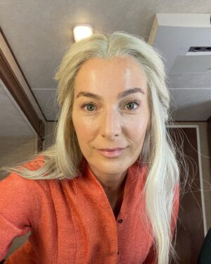 Ayelet Zurer Instagram - #MOONHAVEN  episode 4 is waiting for you!!! So excited for you to discover the nature of Maite choice. 
This is how it all started. With the wonderful #Dee_corcoran digging for the right hair shape and color for #maiitee
@amcplus 
#sci-fi #drama #history #humannature #moon