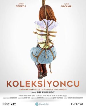 Ayfer Tokatlı Instagram - #Repost @ikincikat with @make_repost
・・・
#koleksiyoncu 
#johnfowles 

Tutkulu bir kelebek koleksiyoncusunun, sahip olma güdüsünü; saplantılı ve tek taraflı bir ilişkiye taşımasının gerilim yüklü öyküsü... 20’li yaşlarının sonundaki Frederick Clegg’in genç ve güzel, sanat öğrencisi Miranda’yı alıkoyarak adım adım ilerleyen bir psikolojik ve fiziksel şiddete maruz bırakışını, seyirciyi de
bu tehlikeli oyuna ortak ederek anlatıyor Koleksiyoncu. İngiliz edebiyatçı John Fowles’un çarpıcı romanından, Mark Healy tarafından sahneye uyarlanan oyun; tıpkı gerçek hayatta olduğu gibi “sessiz kalarak suça ortak olanlara” dikkat çekiyor. Eyüp Emre Uçaray’ın yönettiği eser, tarihten günümüze süregelmiş olan sınıflar arası çatışmanın ve insanın sahip olma arzusunun yarattığı yıkım üzerinden ve “kadın-erkek” ilişkisi motifiyle, seyircisini katmanlı bir tartışmaya davet ediyor. Clegg, Miranda’nın bedeni ve zihnini -tıpkı koleksiyonuna kattığı kelebekler gibi- zapt ettikçe, Miranda da kurtulmak için verdiği direnişte yalnız kalır. Seyirci, farkına bile varmadan kendisini Clegg’in takıntılı eylemlerinin “suç ortağı” konumunda bulurken; eylemlerini doğal ve haklı olarak gören Clegg, seyirciyi karşısına “müttefik” olarak yerleştirir...

@istanbultiyatrofestivali 
@ilyasozcakir @ayfertokatli @eyupemreucaray 
@civilproduction @batipsm