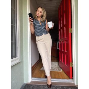 Ayla Kell Instagram - What do you invest into? Yourself? The future? Your business? 

…Crypto? 📲👩🏼‍💻

I partnered up with @KRAKENFX to learn more about #cryptocurrencies and boy did they deliver. I knew what “digital cash” was and heard things like decentralization, but my grasp on it still eluded me. Honestly, I didn’t realize how many different types of cryptocurrency there were till I got on #KrakenAPP and saw 50 different choices. (Can anyone tell me about SAND?) To be clear, this is not investment advice…which is why I didn’t say specifically what I have in my portfolio #ad. That being said: What do you invest into?