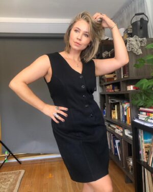 Ayla Kell Instagram - My full body slate also includes a home tour 😅

These are all the reject photos so let’s call this carousel “what is my body doing tho”