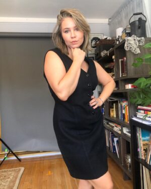 Ayla Kell Instagram - My full body slate also includes a home tour 😅

These are all the reject photos so let’s call this carousel “what is my body doing tho”