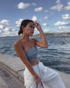 Aylin Engör Instagram - bu aralar straplez croplara kafayı taktım🤩