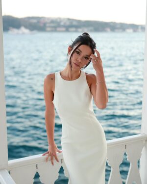 Aylin Engör Instagram - İyi dilekte bulunan herkese çok teşekkür ederim🤍 2023 kötü başladı, güzel bitiyor. Umarım herkes için 2024 güzelliklerin çok daha fazla olduğu bir yıl olur😇🙏🏻
📸 @omercanik