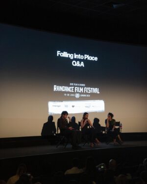 Aylin Tezel Instagram - @raindancefilmfestival thank you so much for making my dream come true. @chrissfulton asked me when I auditioned him for the main role Ian in FALLING INTO PLACE : What do you want to achieve with the film, what’s the dream? And I said: it’s quite a simple one, I would love to sit in @curzoncinemas in Soho one day and watch the film. 
…Well, it happened ✨♥️

Thank you to our Scottish producer @johndmckay from @compact.pictures and our amazing cast for celebrating the London premiere together @chrissfulton @layoakin @julietcowan1 @theblackpaddy @bravelittlenote @cbaz13 @alexmasonact 

Thanks to my stylist @malaikaland for dressing me in @cosstores thanks to @loewscommunications & @aeyde 

Photos©️: @raindancefilmfestival