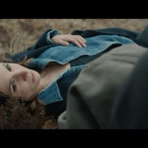 Aylin Tezel Instagram - Da ist er endlich, unser neuer Trailer zu FALLING INTO PLACE, der am 3. Oktober seine große Premiere auf dem @filmfesthamburg feiert 🙌

Ab dem 7. Dezember könnt ihr den Film bundesweit im Kino sehen 🙏

🙌 Produced by @weydemannbros und @compact.pictures 

💪 Gefördert durch die @filmedienrw und die FFA

🌎 World Sales by Global Screen

🔥 Trailer by @ovz_trailer 

#fallingintoplace #aylintezel #trailer #chrisfulton #liebesfilm