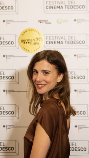 Aylin Tezel Instagram - Grazie mille Italia! We won the audience award in Rome at @festivalcinematedesco for FALLING INTO PLACE ✨

@weydemannbros @compact.pictures @filmedienrw @screenscots @germanfilms @goetheinstitut_italien 

Thanks to @malaikaland for styling me in @malaikaraiss & @aeyde