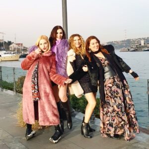 Aylin Kabasakal Instagram - @bdereoglu @feyzacipa @zeynonoyno 🥳🥰🥳💗❤️😍😇💐💃🏽