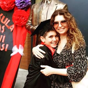 Aylin Kabasakal Instagram - Muhteşem bir mezunuyet toreniydi .Çok gurur duydum ve duygulandım .Başta okul müdürümüz @baniyekocaman olmak üzere emeği geçen bütün öğretmenlerimize çok çok teşekkür ederim.🙏