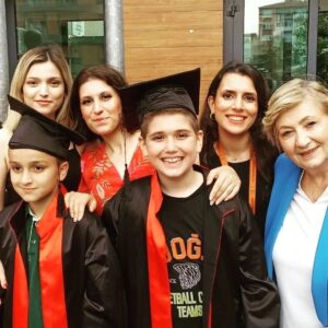 Aylin Kabasakal Instagram - Muhteşem bir mezunuyet toreniydi .Çok gurur duydum ve duygulandım .Başta okul müdürümüz @baniyekocaman olmak üzere emeği geçen bütün öğretmenlerimize çok çok teşekkür ederim.🙏