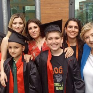 Aylin Kabasakal Instagram - Muhteşem bir mezunuyet toreniydi .Çok gurur duydum ve duygulandım .Başta okul müdürümüz @baniyekocaman olmak üzere emeği geçen bütün öğretmenlerimize çok çok teşekkür ederim.🙏