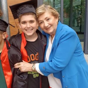 Aylin Kabasakal Instagram - Muhteşem bir mezunuyet toreniydi .Çok gurur duydum ve duygulandım .Başta okul müdürümüz @baniyekocaman olmak üzere emeği geçen bütün öğretmenlerimize çok çok teşekkür ederim.🙏
