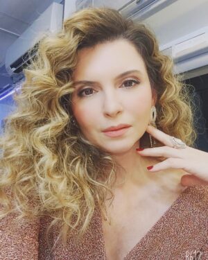 Aylin Kabasakal Instagram - Canım Doktorum @drhuseyintirman bana #nanolift uygulması yaptı . Hiç acı çekmeden ,sadece krem sürerek ,karanlık bir ortamda, 25 dk bekledim ve muhteşem bir sonuç . Çok memnunum . Cildim inanılmaz güzelleşti, çok çok teşekkür ederim .🙏🙏