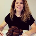 Aylin Kabasakal Instagram - Öncelikle; 2 paket bitter çikolata ve 3 yemek kaşığı tereyağını benmari usulü eritiyoruz .Başka bir yerde 3 yumurta 1.5 bardak şekeri çırpıyoruz ,içine 1 paket vanilya , 2 yemek kaşığı kakao , 2 yemek kaşığı krema ,erittiğimiz çikolata ve tereyağ karışımını ekliyoruz .Sonra içine 2 bardak un ,2 yemek kaşığı damla çikolata ve 1 bardak cevizi içi ilave ediyoruz . Fırın kabımıza yağlı kağıt koyup ,karışımı içine döküyoruz .Önceden ısıtılmış fırında 180 derecede 40-45 dk pişiriyoruz #brownie @esatozata# #aylinkabasakalıntarifleri