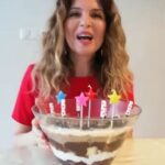 Aylin Kabasakal Instagram - Öncelikle pandispanya yapıyoruz . *4 Adet oda sıcaklığında yumurta *1 Su bardağı toz şeker *Yarım çay bardağı ılık su *1 paket kabartma tozu *1 Paket vanilya *1 bardak un 2 yk un Sonra içine pastacı kreması yapıyoruz İç krema için *1lt süt *4yk tepeleme un * 2 yk tepeleme Mısır nişastası * 1 su bardağı şeker * 1 yumurta sarısı *3 yk kakao piştikten sonra içine 1 yk tereyağı ve 1 paket bitter çikolatayı kırarak ekliyorum . Daha çok çikolata sevenler iki pakette ekleyebilir .Ayrıca 2 paket krem şantiyi çırpıyorum . (Krem şanti yerine İsterseniz 1 paket kremayı da çırpıp 1 paket benmari usulü eritilmiş beyaz çikolatayla karıştırıp kullanabilirsiniz . Aralara Çilek ya da muz koyabilirsiniz ya da vişne reçeliyle yapabilirsiniz . Arzu ederseniz ara katlara damla çikolata da koyabilirsiniz .Kaseye önce pandispanyayı bölerek koyuyorum üstünü. Sütlü şekerli kahveyle ıslatabilirsiniz ya da vişne reçeliyle . Üzerine çikolatalı krema üzerine krem şanti kat kat malzemeler bitene kadar yapıyorsunuz . Çok güzel oluyor haberiniz olsun .🇹🇷🇹🇷🎈🎈🎈🎈#pastatarifleri #pasta #aylinkabasakalıntarifleri