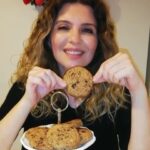 Aylin Kabasakal Instagram - 150 gr tereyağı ( isterseniz Hindistan cevizi yağı ya da margarin kullanabilirsiniz )2yumurta sarısı , yarım paket kabartma tozu , 1 bardak pudra şekeri ( daha tatlı isterseniz arttırabilirsiniz )çay kaşığının ucuyla karbonat,1 paket vanilya , 1çay bardağı fındık , 1 çay bardağı ceviz ,1 çay bardağı damla çikolata ,2 tatlı kaşığı tarçın ve aldığı kadar un ilave edin yoğurun ( çok sert olmayacak ), rulo haline getirip buzdolabında 1 saat bekletin , fırınınızı 180 derecede ısıtın . Ruloyu dolaptan çıkarıp çok ince olmayacak şekilde kesin .Yağlı kağıda koyup fırında üstü hafif Kızarana kadar pişirin. Yaklaşık 15-20 dk arası😍#kurabiyetarifleri #cookies #aylinkabasakalıntarifleri