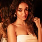 Ayoshi Talukdar Instagram - Be yourself, there's no one better! 🤍✨💫 Outfit: @subrata4462 Jewellery: @kasira_official Makeup: @sahababusona Hair: @ginni_love21 Styling: @subrata4462 Photography: @abhinaskarphotography Location: @jwkolkata #instagram #instagood #love #yourself