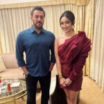 Ayoshi Talukdar Instagram - One of the Best days of my Life! Such a Humble and Nice Man. Thankyou @beingsalmankhan for taking out time for us! Means a ton♥️ Nothing would be possible without you @banerjeepuja. Thankyouuu so so much! ♥️ And @dey.shyamsundar for making everything happen! #salmankhan #dabanggtour #kolkata #love #bestmoment