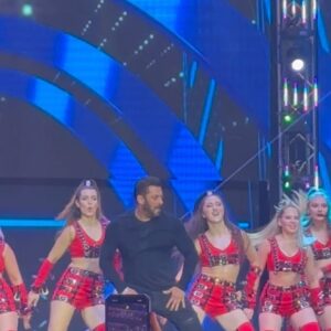 Ayoshi Talukdar Instagram - One of the Best days of my Life!
Such a Humble and Nice Man. 
Thankyou @beingsalmankhan for taking out time for us! Means a ton♥️
Nothing would be possible without you @banerjeepuja. Thankyouuu so so much! ♥️
And @dey.shyamsundar for making everything happen!

#salmankhan #dabanggtour #kolkata #love #bestmoment