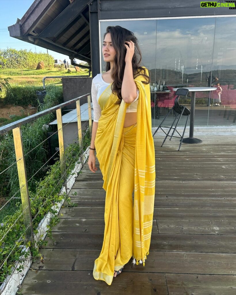 Ayraa Instagram - Okay Last from these set 💛🌼