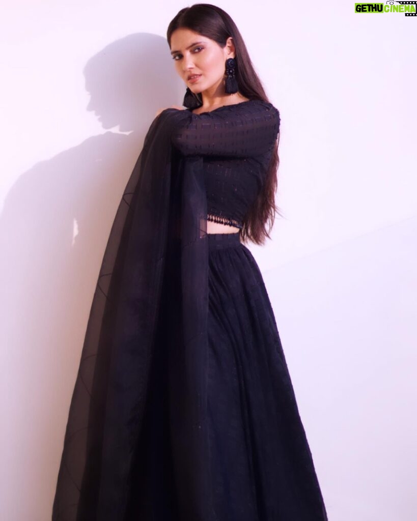 Ayraa Instagram - Desi Wednesday look🤪 Wearing this beautiful lehanga from: @wasabistore.in Shot by : @hakunamatata_sai Muah : @thara_artistry