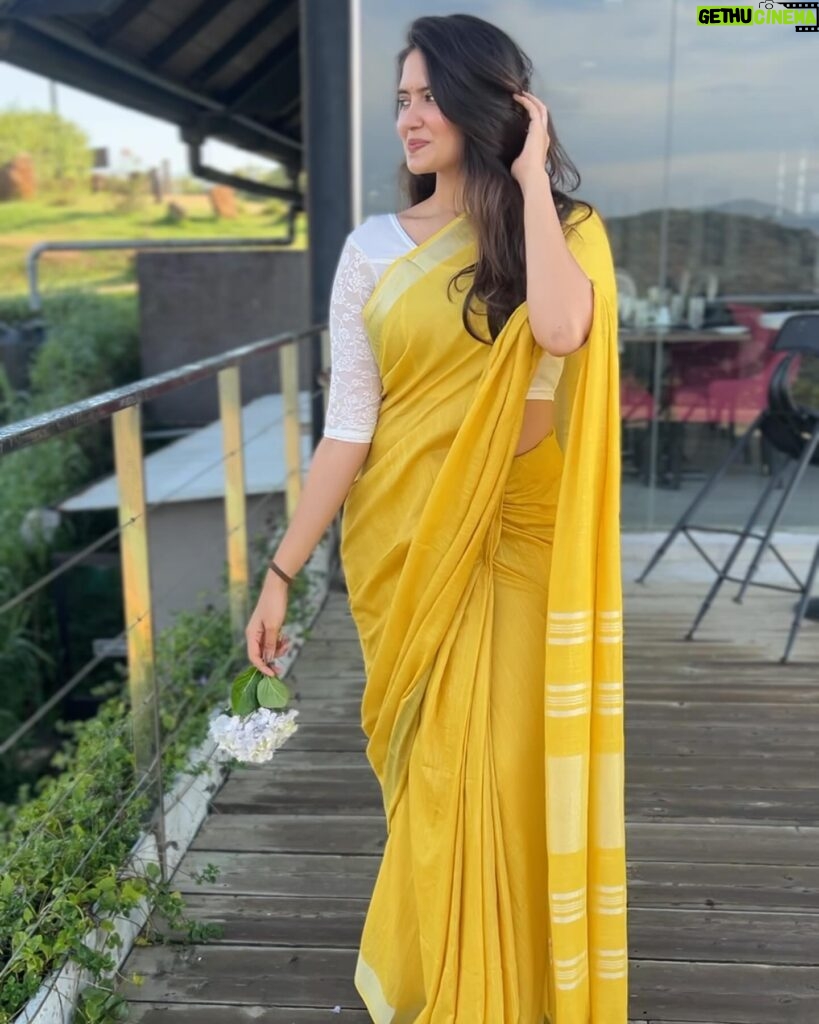 Ayraa Instagram - Okay Last from these set 💛🌼