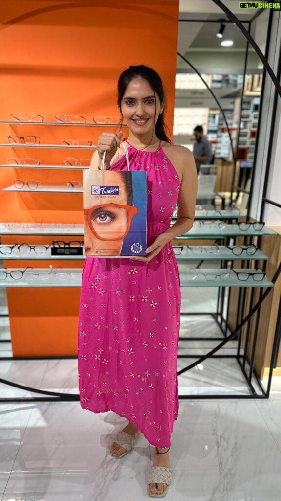 Ayraa Instagram - One sunglass isn’t enough for anyone. One lifetime isn’t enough for owning zillion. But one store - Turakhia is enough to fulfill all your choices. We loved having the bubbly, radiant & beautiful Ayraa at our newly renovated Anna Nagar store. Watch her go gaga over the collection, getting her eyes tested & taking home some sunnies! Visit our store & get spoilt with an array of shapes, colours & styles of frames, sunglasses and contact lenses. #Turakhia #Optician #AnnaNagar #Chennai