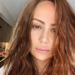 Ayşe Şule Bilgiç Instagram - Ergenleri rahat bırakın!
   
Birinin artık kalkıp; bir ergen ile tartışan, ona ebeveyni olduğu iddiası ile zorbalık yapan, ondan çok daha akıllı, daha bilgili daha deneyimli olduğu sebebi ile yaptırımlar uygulayan tüm yetişkinlere bu çabanın istediğin hiçbir olumlu sonucu yaratmayacağını söylemesi gerekiyor. 
   
Kendi ergenliğiniz nasıldı bilmiyorum ama hiçbir insan kişisi yoktur ki ergenlik denen dönemde hayatında birçok değişikliği yaşamamış olsun. 
   
Ergenlik bir çocuğun durduk yere ailesine tavır alma kararı verip davranışlarını değiştirdiği bir süreç değildir! Biraz büyüdü diye kendi kendine düşünüp ailesini eleştirmeye, normalde davrandığından farklı davranmaya, dünyaya baş kaldırmaya, kendi kabuğunu kırıp dağları aşmaya bilinçli olarak karar verdiği kontrollü bir süreç de değildir. 
   
Ergenlik ikinci bir doğum gibi, bir çocuğun dünya düzeni ile aslında ilk defa baş başa kaldığını hissettiği, fiziksel olarak hormonlar başta olmak üzere pek çok kontrol edilemeyen değişimin oluştuğu özel bir süreçtir. 
   
Tüm anne, baba ve bakımverenlerden isteğim zaten kontrolsüz bir şekilde zorlanan çocuğunuzun bir yükü de siz olmayın. Bu dönemle onunla çatışmanın, olumsuz tavırlarla ona istediğinizi yaptırmaya çalışmanın, onu “sana ne oldu anlamıyorum, sen böyle bir çocuk değildin, sen iyice sapıttın, seni tanıyamıyorum.” gibi ergenlik gerçeğinin uzağında cümleler kurmanın hiçbir getirisi olmadığını, eğer çocuğunuzun bu süreci olabilecek en hafif iniş çıkışlarla geçirmesini istiyorsanız yapmanız gereken şeyin koşulsuz sevgi, anlayış ve hoşgörü barındıran bir iletişim ortamı yaratmanın sizin sorumluluğunuz olduğunu unutmamanız. 
   
Bu dönem gelmeden ergenlikle ilgili kendinizi geliştirmeniz, neyin ne olduğunu anlamanız,  neden bu süreçte çocuktan beklentilerinizi değil de kendi yapabileceklerinizin üzerinde çalışmanız gerektiğini öğrenmeniz çok önemli.
   
Ergenlere yapılan yetişkin zorbalığının farkında olalım. 
   
Sizin evde ergen var mı? Nasıl durumlar?