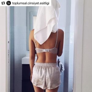 Ayşe Şule Bilgiç Instagram - @toplumsal.cinsiyet.esitligi çok sevdiğim bir sayfa. Bugün yine çok acayip bir konuyı ele almışlar. Ben ünanıyorum ki kadınlar bu bastırılmış halden uyanıyor/uyanacak! Yakın zamanda KADIN liderler göreceğiz!

・・・
Diyelim ki bu görseldeki kadınsınız ve deprem oldu, iç çamaşırlarınızla dışarı çıkar mısınız? Cevap hayır mı? Birçok kadın da böyle düşündü, ölme ihtimali diğerlerinin olumsuz tepkilerinden daha az korkutucu geldi. Çünkü böyle yetiştirildik.

"London School of Economics ve Essex Üniversitesi’nden araştırmacılar, doğal afetlere ilişkin 141 ülkeden elde edilen 21 yıllık veriyi değerlendirip, doğal afetlerde erkeklerden daha fazla kadınların öldüğünü tespit etmişler." 

Sebepleri; uygun kıyafet bulmak için zaman kaybetme, yüzme tırmanma gibi öğrenilebilen becerilere sahip olmama, annelik sıfatıyla aileyi güvende tutma önceliği...

Üstelik kurtulan kadınların birçoğu yine toplumsal roller gereği ihtiyacı olan pedi, hijyenik malzemeleri talep edemiyor.

Tuvaletler daha uzak alanlara kurulduğu için karanlık olması en temel ihtiyaca ulaşırken bile şiddet tehlikesini yanında getiriyor. Ulaşılamayan kadınların insan ticareti çetelerinin eline düştüğüne dair araştırmalar var.

"Birleşmiş Milletler tahminlerine göre, 2015 Nepal depreminden sonra ülkede, yılda 15 bin kişi -çoğu kadın ve kız çocuğu- fahse olarak ya da borç karşılığı çalıştırılmak üzere insan kaçakçılarının eline düştü."
.
Toplumsal cinsiyete duyarli afet risk yönetimi bir zorunluluktur.
.
👉🏻Yazı : @zzezgii
.
#deprem
#izmirdepremi 
#ToplumsalCinsiyetEşitliği