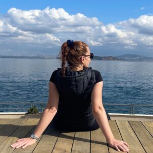 Ayşe Şule Bilgiç Instagram - Yalnızlık nedir?
💕
Olumsuz bir kelime midir yalnızlık mesela?
💕
Yoksa ihtiyaç mıdır? 
💕
Sanki tercihen yaşandığında ihtiyaç, mecbur bırakıldığında olumsuz gelir insana yalnızlık.
💕
En temelinde yapayalnız doğduğumuz ve yapayalnız öleceğimiz gerçeği mi daha gerçek yoksa gözle görülmeyen ağlarla birbirimize bağlı olduğumız için yalnızlık diye bir şeyin olmadığı mı?
💕
Kalabalıklar içinde olamamak mı yalnızlık yoksa o kalabalıklarda kimsenin seni anlamaması mı? 
💕
Derin huzurlu bir nefes mi? Korkutucu bir telaş mı?
💕
Ne dersiniz? Sizce nedir yalnızlık?