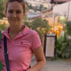 Ayşe Şule Bilgiç Instagram - Veeee işte ekipçe ERGEN ve ÖNERGENLERLE İLETİŞİMİN İPUÇLARINI konuşacağımız yeni atölyemiz için kayıt alınmaya yanş maillerinize yanıt dönmeye an itibarıyla başladık. 
💐💐
Eğer bir ön ergen ya da ergen ile beraber yaşoyorsanız ya da onlarla iletişimde olmanız gereken bir iş yapıyorsanız bu atölyeye mutlaka gelin. 
🙏🏻💐
Onların dilini anlamanın neden yerişkinler şçin zor olduğunu, aslında o kadsr da zor olmadığını öğreneceksiniz.
🙏🏻💐
Ergeni, ön ergeni anlamakla başlıyor sağlıklı iletişim. 
🙏🏻💐
KAYIT için bilgi@aysesulebilgic.com a “ERGN 101 e KATILMAK İSTİYORUM” Yazın. Ekip arkadaşlarım size dönüş yapacak. 
🙏🏻💐
NOT; Benim için buraya koydupum fotoğraflar hep zul, çekmesi de yenisini bulması da. Peşimde benim her anımı çeken biri de olmadığı için kendi kolumum yettiği ölçüde çekip koyuyordum ama yazıları okumayan bu fotoğraflardan da sıkılanlar varmış. Bir tane bel plan fotoğrafımı bulunca onları da mıtlu edeyim istedim. 😍🤓🙏🏻🧿