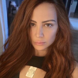 Ayşe Şule Bilgiç Instagram - “The sleep of reason produces monsters.” Francisco Goya

“Aklın uykusu canavarlar doğurur.”

Çoğumuz uykudayız. Uyku halini kişinin benliği ile kendisi arasındaki bağın kopması olarak kullanıyorum. “Kötülüğün sıradanlığı” tabirini kullanan Siyaset Bilimciliğinin ötesinde filozorluğuna hayran olduğum Hanna Arendt ile bu uyku hali konusunda çok aynı düşünüyorum. Hanna benim uyku hali dediğim şeye kişinin düşünmeden yaşaması diyor. 

Felsefi düşünmekten vaz geçen kişi kendinden vaz geçmiştir ve her türlü kötülüğü yapmaya hazır bir canavara dönüşür. Çünkü artık benliği yoktur, sadece ona gelen emirleri yerine getirebilir. Bu emirler bir liderin dayattığı şeyler de olabilir, kendi ilkel dürtüleri de olabilir. Felsefi düşünmeyi unutan kişi uykudadır ve bu uyku hem kişinin kendisi hem de toplum için korkutucudur. 

Bu bilgiler ışığında toplumdaki erkeklerin pek çoğunun kadınlardan daha derin bir uykuda olduğunu iddia ediyorum. Kendi ile benliği arasında oturup sohbet etme, sorma, sorgulama yeteneğini erkeklerin kadınlardan daha hızla kaybettiklerini ya da geriden gelerek bu bağı kurmakta kadınlara oranla daha başarısız olduklarını söyleyebiliriz. Elbette kadın cinayetlerinden yola çıkarak bu çıkarımlarda bulunuyorum. İstediği şeyi elde edemediği için bir erkeği öldüren kadına nadir rastlarken her gün bir kadının bir erkekçe katledildiği bir dünya gözlemi üzerine bu cümlelerim.

Kadına şiddetin bu denli arttığı toplumlarda elbette konu sadece bireysel düşünülemez. Toplumsal bir yanlışlığın süregelmesi ve işin sosyolojik bulguları önem kazanır ancak bir yanı ile de konu yumurta tavuk ilişkisi gibidir. 

Tüm bunlardan yola çıkarak 12 yıldır söylediğim şeyleri tekrar etmek istiyorum. Tüm sosyolojik zorluklara rağmen, bütünün parçayı parçanın bütünü oluşturduğu bir dünyada, her birimiz evlatlarımızı yetiştirirken pek çok konuda harikalar yaratamayabiliriz ama kendisi le benliği arasında ilişki kurabilen yani düşünebilen, soran, sorgulayabilen bireyler olmalarını sağlamak en en en öncelikli başarımız olmalıdır!