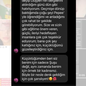 Ayşe Şule Bilgiç Instagram - Bu geçiyor olduğumuz hafta sanki Pepee Mezunları sözleşmiş gibi peş peşe mesaj atmaya başladılar. Fotoğrafı kaydırıp bazı mesajları okuyabilirsiniz. Haftada 1-2 tane bu tip mesaj almaya alışığım ama her gün üst üste olunca tuhaf bir duygusallığa büründüm.
   
Ben ilk günden beri dünyadaki bütün çocuklar benim çocuğum diyorum. Bunu bir kibirle ya da onların üzerinde hak sahibi olduğumu idda eden bir alt metinle söylemiyorum. Aksine hepsinden tıpkı kendi doğurduğum çocuklar kadar sorumlu olduğumu ima etmeye çalışıyorum. 
   
Siz doğurmuş ve gözlerinin içine siz bakıyor olabilirsiniz ama ben çocukları keşfettiğim, kendi yetişkinliğimi fark ettiğim günden beri tüm çocuklara kendi doğurduğum biyolojik çocuklarıma karşı hissettiğim hassasiyeti, özeni, duyguyu hissediyorum. Bu yüzden hepsi benim çocuğum diyorum.
   
Yaptığım işlerin tamamında çocukların yüksek bir çıkarı olmadığı sürece vakit harcamıyorum. Her sabah çocuklar için iyi birşeyler yapmaya uyanacağım, benim böyle bir işim olsun dediğimde kapitalist düzenin çarkları arasında vıcığım çıkmasını bile göze almış kendiyle gurur duyan bir anneyim.
   
Pepee’yi tüm imkansızlıklar içinde sıfır sermaye ile yapıp, tüm Türkiye’nin Pepee diye bağırdığı alkışladığı günlerde, hayatımda hiç görmediğim ve nasıl ödeyeceğimi hiç bilmediğim kadar çok borcum oluşmuşken borcumun 3 katı para ile Pepeeli cips teklifine hiç düşünmeden “hayır” demiş yürekte bir anneyim ben! Evlatlarına cips yedirerek kendi şirketinin poposunu kurtarmayı aklından bile geçirmeyen bir anne. “Batacaksa batsın”ı göze alıp batmaması yeni ve çok güzel işler yapmaya devam etmesi için ona da anne şevkati ile baktığım bir anne.
   
İnsanın kendine ben öyleyim ben böyleyim demesini çok sevmem ama birinin de çıkıp bu gerçekleri artık bas bas bağırması, böyle de başarılabileceğini anlatması lazım.
   
Düşyeri HAYIR demeyi başardıkları sayesinde bugün Ali Koç, Begüm Doğan, Ali Sabancı, Nevzat Aydın, Göktekin Dinçerler, Varol Civil, Kenan Çolpan, Ayşegül Akşak, Timuçin Öğün gibi iş insanlarından yatırım almayı başardı. Ve şu an dijitalde 47 milyonluk bir trafiği yönetiyor. 
   
Borcum içinde boğulmuşken Cips firmasının teklifine nasıl hayır dediğimi bir sonraki po