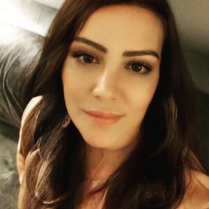 Ayşe Şule Bilgiç Instagram - Pazar günü öyle güzel insanlar bir araya geldik ki...
💐🙏🏻
Aile Meclisi Atölyemizde kocaman bir ekip olduk. 
💐🙏🏻
Önce İLETİŞİM sonra ÇOCUKLA İLETİŞİM ve ev içindeki uygulamaları konuştuk!
💐🙏🏻
Çocuğuna daha iyi anne babalık yapmak isteyenler ve öğretmenler vardı atölyede. Hepimizin derdi çocuklardı yani. 
💐🙏🏻
ÇOCUĞUMU TANIYORUM derslerini de yaş grubu  bazında ele almaya karar verdim. İhtiyaç çok net ortada. Ben bir ihtiyacı fark ettiğimde onu çözmeden rahat uyuyamayanlardanım.
💐🙏🏻
Söz veriyorum hepinizin çocuklarınızı ve kendinizi daha yakından tanıması için bildiğim herşeyi size öğreteceğim. 
💐🙏🏻
2 Mayıs’ta ERGN 101- ERGEN VE ÖNERGENLERLE İLETİŞİMİ anlatacağım. Yine pratik ve uygulanabilir önerilerle. 
💐🙏🏻
Yine bir köy okulunun kütüphanesini beraber yapacağız bu eğitimle. Yani eğitimler ücretli.
💐🙏🏻
Kayıt için bilgi@aysesulebilgic.com a mail atın. Başvurular gelmeye başlamış bile. Bu akşam yanıtlamaya başlayacak ekip arkadaşlarım başvuruları.