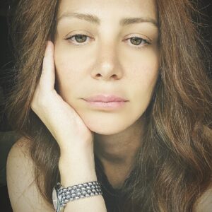 Ayşe Şule Bilgiç Instagram - Bu aralar pek uyuyamıyorum. Günde 400 sayfayı aşmaya başladım. Gözlerim kesinlikle gözlük istiyor artık. Bana “ne okuyorsun hala?” diye soran çok oluyor. Koç Ünüversitesi’nde hem “Psychology” hem de MAVA (Media And Visual Art) bölümlerini beraber okuyorum. Çift anadal deniyor bu ikili duruma. Hala neden mi okuyorum?
💕🙏🏻
Bilgilerimi güncellemek, akademinin güncel halini bizzat içinden gözlemlemek, @dr.mehmet_sungur hocama verdiğim söz, iflah olmayan öğrencilik merakı ilk aklıma gelenler. Doktora yapmak yerine tekrar Lisans okumak bilinçli bir karar.
💕🙏🏻
Büyüyünce de doktor olacağım ama o kadar büyümeyi ister miyim daha el kadarken bilemiyorum :)
💕🙏🏻
Düşyeri’ni tasarlarken akademik bilgilerin pratik kullanılabilir çözümlere dönüşmesine çok önem verdik ekipçe. Benim ayağımın birinin  akademide olması bu yönümüzü hep çok sıkı tuttu. Ürün dünyayı sardığında ben 3 yüksek lisans 2 lisans bitirmiş olacağım. 
💕🙏🏻
Katıldığım tüm eğitimlerde aldığım bilgileri tüm dünya çocuklarının ve anne babalarının kullanabilecekleri hale döndürmek bana çok ama çok büyük bir motivasyon sağlıyor.
💕🙏🏻
Hem çalışıp, hem evdeki çocuklar hem dokunduğumuz milyonlarca çocuk ile okul nasıl idare edilir? Bir de çift ana dal nasıl yaparsın? diye hayret edenlere hep aynı şeyi söylüyorum. “Bunların aynı dönemde olamayacağına inanan sizin aklınız, ben aksine inandım, inanmakla kalmadım bu tutkularım için üniversite sınavına tekrar girdim, istediğim okulu kazandım yani aksiyona geçtim, konfor alanımı terk ettim ve olmaz denileni yaptım, yapıyorum. Hem de büyük bir tutkuyla…
💕🙏🏻
Demem o ki gerçek bir tutkunuz varsa “olmaz”ların hepsi OLUR!
💕🙏🏻
Tutkularınız için konfor alanınızdan hiç çıkmayı denediniz mi?