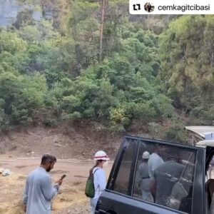 Ayşe Şule Bilgiç Instagram - Yıllardır “YOKLUK YARATICILIĞI” diye bir kavramdan bahsederim. Bilen bilir. Buyurun güzel yurdumun insanları yokken var etmek için nasıl çaba harcamış. İnsanlar bu icatlarla şu an yangın söndürüyorlar!
KAYDIRMALI POSTA BAKIN. 

NOT: Yaratıcılık allaha mahsus yazanları engelleyeceğim. Bizim allah’ın verdği bir yaratıcılığımız var azcık ne demek istediğime kafa yorun ezberden muhalefet etmeden önce! 

#Repost @cemkagitcibasi with @make_repost
・・・
Yardımcı olmak isteyenler gerekli bölgelere su tankı, güçlü benzinli su pompası ve hortum gönderelim lütfen en etkili yangınla mücadele yöntemi şuan için bu. Kamyoneti ve pick up aracı olanlara bunları ulaştıralım. 
Yangın her geçen gün yayılıyor, ayakkabı, yanmaz kıyafetlerle bu yangınları söndüremeyiz. Lütfen bu postu herkese ulaştıralım. #yarindegilbugun