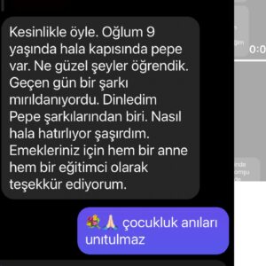 Ayşe Şule Bilgiç Instagram - Bu geçiyor olduğumuz hafta sanki Pepee Mezunları sözleşmiş gibi peş peşe mesaj atmaya başladılar. Fotoğrafı kaydırıp bazı mesajları okuyabilirsiniz. Haftada 1-2 tane bu tip mesaj almaya alışığım ama her gün üst üste olunca tuhaf bir duygusallığa büründüm.
   
Ben ilk günden beri dünyadaki bütün çocuklar benim çocuğum diyorum. Bunu bir kibirle ya da onların üzerinde hak sahibi olduğumu idda eden bir alt metinle söylemiyorum. Aksine hepsinden tıpkı kendi doğurduğum çocuklar kadar sorumlu olduğumu ima etmeye çalışıyorum. 
   
Siz doğurmuş ve gözlerinin içine siz bakıyor olabilirsiniz ama ben çocukları keşfettiğim, kendi yetişkinliğimi fark ettiğim günden beri tüm çocuklara kendi doğurduğum biyolojik çocuklarıma karşı hissettiğim hassasiyeti, özeni, duyguyu hissediyorum. Bu yüzden hepsi benim çocuğum diyorum.
   
Yaptığım işlerin tamamında çocukların yüksek bir çıkarı olmadığı sürece vakit harcamıyorum. Her sabah çocuklar için iyi birşeyler yapmaya uyanacağım, benim böyle bir işim olsun dediğimde kapitalist düzenin çarkları arasında vıcığım çıkmasını bile göze almış kendiyle gurur duyan bir anneyim.
   
Pepee’yi tüm imkansızlıklar içinde sıfır sermaye ile yapıp, tüm Türkiye’nin Pepee diye bağırdığı alkışladığı günlerde, hayatımda hiç görmediğim ve nasıl ödeyeceğimi hiç bilmediğim kadar çok borcum oluşmuşken borcumun 3 katı para ile Pepeeli cips teklifine hiç düşünmeden “hayır” demiş yürekte bir anneyim ben! Evlatlarına cips yedirerek kendi şirketinin poposunu kurtarmayı aklından bile geçirmeyen bir anne. “Batacaksa batsın”ı göze alıp batmaması yeni ve çok güzel işler yapmaya devam etmesi için ona da anne şevkati ile baktığım bir anne.
   
İnsanın kendine ben öyleyim ben böyleyim demesini çok sevmem ama birinin de çıkıp bu gerçekleri artık bas bas bağırması, böyle de başarılabileceğini anlatması lazım.
   
Düşyeri HAYIR demeyi başardıkları sayesinde bugün Ali Koç, Begüm Doğan, Ali Sabancı, Nevzat Aydın, Göktekin Dinçerler, Varol Civil, Kenan Çolpan, Ayşegül Akşak, Timuçin Öğün gibi iş insanlarından yatırım almayı başardı. Ve şu an dijitalde 47 milyonluk bir trafiği yönetiyor. 
   
Borcum içinde boğulmuşken Cips firmasının teklifine nasıl hayır dediğimi bir sonraki po