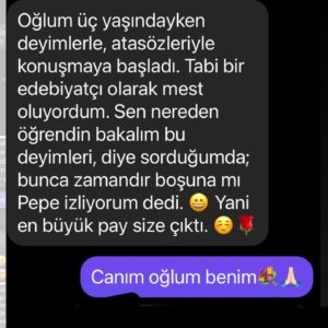 Ayşe Şule Bilgiç Instagram - Bu geçiyor olduğumuz hafta sanki Pepee Mezunları sözleşmiş gibi peş peşe mesaj atmaya başladılar. Fotoğrafı kaydırıp bazı mesajları okuyabilirsiniz. Haftada 1-2 tane bu tip mesaj almaya alışığım ama her gün üst üste olunca tuhaf bir duygusallığa büründüm.
   
Ben ilk günden beri dünyadaki bütün çocuklar benim çocuğum diyorum. Bunu bir kibirle ya da onların üzerinde hak sahibi olduğumu idda eden bir alt metinle söylemiyorum. Aksine hepsinden tıpkı kendi doğurduğum çocuklar kadar sorumlu olduğumu ima etmeye çalışıyorum. 
   
Siz doğurmuş ve gözlerinin içine siz bakıyor olabilirsiniz ama ben çocukları keşfettiğim, kendi yetişkinliğimi fark ettiğim günden beri tüm çocuklara kendi doğurduğum biyolojik çocuklarıma karşı hissettiğim hassasiyeti, özeni, duyguyu hissediyorum. Bu yüzden hepsi benim çocuğum diyorum.
   
Yaptığım işlerin tamamında çocukların yüksek bir çıkarı olmadığı sürece vakit harcamıyorum. Her sabah çocuklar için iyi birşeyler yapmaya uyanacağım, benim böyle bir işim olsun dediğimde kapitalist düzenin çarkları arasında vıcığım çıkmasını bile göze almış kendiyle gurur duyan bir anneyim.
   
Pepee’yi tüm imkansızlıklar içinde sıfır sermaye ile yapıp, tüm Türkiye’nin Pepee diye bağırdığı alkışladığı günlerde, hayatımda hiç görmediğim ve nasıl ödeyeceğimi hiç bilmediğim kadar çok borcum oluşmuşken borcumun 3 katı para ile Pepeeli cips teklifine hiç düşünmeden “hayır” demiş yürekte bir anneyim ben! Evlatlarına cips yedirerek kendi şirketinin poposunu kurtarmayı aklından bile geçirmeyen bir anne. “Batacaksa batsın”ı göze alıp batmaması yeni ve çok güzel işler yapmaya devam etmesi için ona da anne şevkati ile baktığım bir anne.
   
İnsanın kendine ben öyleyim ben böyleyim demesini çok sevmem ama birinin de çıkıp bu gerçekleri artık bas bas bağırması, böyle de başarılabileceğini anlatması lazım.
   
Düşyeri HAYIR demeyi başardıkları sayesinde bugün Ali Koç, Begüm Doğan, Ali Sabancı, Nevzat Aydın, Göktekin Dinçerler, Varol Civil, Kenan Çolpan, Ayşegül Akşak, Timuçin Öğün gibi iş insanlarından yatırım almayı başardı. Ve şu an dijitalde 47 milyonluk bir trafiği yönetiyor. 
   
Borcum içinde boğulmuşken Cips firmasının teklifine nasıl hayır dediğimi bir sonraki po