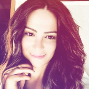 Ayşe Şule Bilgiç Instagram - Eğitim sistemi günümüz gerçeklerini artık taşımıyor. 
🧿
Sanayi toplumuna işçi yetiştirmek için kurulan okul sistemi artık RADİKAL değişiklikler yaşamak zorunda.
🧿
Çocukların tek tipleştirilmeye çalışıldığı atıl model miadını doldurdu.
🧿
Çocuklara üstelik her biri tek tip bir çocuk gibi dayatılan müfredatın ne kadarını EZBERLEDİĞİ ni ölçerek derecelendirilen başarı sisteminin kimseye hayrı yok.
🧿
Çocukların gözlerinin içine bakan, oradaki kıvılcımları keşfeden, o kıvılcımlardan alevler çıkmasını sağlayan bir bakış açısına geçmek zorundayız.
🧿
Geçmişi sözde başarılarla dolu mutsuz bir yetişkinle, alışagelmiş başarısı olmadığı halde mutlu hayat süren diğer yetişkin arasındaki en büyük fark (başka faktörlerde var elbette ama bence en önemlisi) birinin kendini tanımasına fırsat veren en az 1 yetişkinle, onu kabul eden bir çevrede büyümesidir. 
🧿
Toplumsal dayatmalar, sistemsel önermeler yığını içinde kendini kaybeden, sadece dış motivasyonla sistemin istediğini veren çocuk er-geç mutsuz olmaya mahkumdur.
💕
Çünkü kimse yoktur ki kendini tanımadan, kendini keşfetmeden mutlu olmayı başarabilsin. Çovuğun kendini keşfinde bir yetişkin rehberliğine mutlak ihtiyacı vardır. 
🧿
Bu yüzden hep diyorum, yine diyeceğim. “Çocuklarınızın müfredatın neresinde olduklarına değil, gözlerinin içine bakın” oradaki, o kendiliğinden var olan neşe kayıpsa, tüm sınavlarda derece bile alsa vay halimize…
🧿
Yetişkinliğinde o çocuksu neşesini kaybetmeyen herkes kendi hikayesinin, potansiyelinin başarısını mutlaka bulacaktır.
