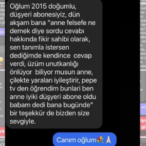 Ayşe Şule Bilgiç Instagram - Bu geçiyor olduğumuz hafta sanki Pepee Mezunları sözleşmiş gibi peş peşe mesaj atmaya başladılar. Fotoğrafı kaydırıp bazı mesajları okuyabilirsiniz. Haftada 1-2 tane bu tip mesaj almaya alışığım ama her gün üst üste olunca tuhaf bir duygusallığa büründüm.
   
Ben ilk günden beri dünyadaki bütün çocuklar benim çocuğum diyorum. Bunu bir kibirle ya da onların üzerinde hak sahibi olduğumu idda eden bir alt metinle söylemiyorum. Aksine hepsinden tıpkı kendi doğurduğum çocuklar kadar sorumlu olduğumu ima etmeye çalışıyorum. 
   
Siz doğurmuş ve gözlerinin içine siz bakıyor olabilirsiniz ama ben çocukları keşfettiğim, kendi yetişkinliğimi fark ettiğim günden beri tüm çocuklara kendi doğurduğum biyolojik çocuklarıma karşı hissettiğim hassasiyeti, özeni, duyguyu hissediyorum. Bu yüzden hepsi benim çocuğum diyorum.
   
Yaptığım işlerin tamamında çocukların yüksek bir çıkarı olmadığı sürece vakit harcamıyorum. Her sabah çocuklar için iyi birşeyler yapmaya uyanacağım, benim böyle bir işim olsun dediğimde kapitalist düzenin çarkları arasında vıcığım çıkmasını bile göze almış kendiyle gurur duyan bir anneyim.
   
Pepee’yi tüm imkansızlıklar içinde sıfır sermaye ile yapıp, tüm Türkiye’nin Pepee diye bağırdığı alkışladığı günlerde, hayatımda hiç görmediğim ve nasıl ödeyeceğimi hiç bilmediğim kadar çok borcum oluşmuşken borcumun 3 katı para ile Pepeeli cips teklifine hiç düşünmeden “hayır” demiş yürekte bir anneyim ben! Evlatlarına cips yedirerek kendi şirketinin poposunu kurtarmayı aklından bile geçirmeyen bir anne. “Batacaksa batsın”ı göze alıp batmaması yeni ve çok güzel işler yapmaya devam etmesi için ona da anne şevkati ile baktığım bir anne.
   
İnsanın kendine ben öyleyim ben böyleyim demesini çok sevmem ama birinin de çıkıp bu gerçekleri artık bas bas bağırması, böyle de başarılabileceğini anlatması lazım.
   
Düşyeri HAYIR demeyi başardıkları sayesinde bugün Ali Koç, Begüm Doğan, Ali Sabancı, Nevzat Aydın, Göktekin Dinçerler, Varol Civil, Kenan Çolpan, Ayşegül Akşak, Timuçin Öğün gibi iş insanlarından yatırım almayı başardı. Ve şu an dijitalde 47 milyonluk bir trafiği yönetiyor. 
   
Borcum içinde boğulmuşken Cips firmasının teklifine nasıl hayır dediğimi bir sonraki po