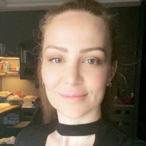 Ayşe Şule Bilgiç Instagram - Öncelikle herkese olabildiğinin en güzelinden, en berketlisinden, en huzurlusundan bir RAMAZAN ayı diliyorum.
💐🙏🏻
Pazar günü Aile içi iletişimi güçlendirecek, sağlıklı hale getirecek uygulamaları konuşacağız adı AİLE MECLİSİ ATÖLYESİ. 2 gündür yazıyorum be harika ger dönüşler(KAYIT İÇİN bilgi@aysesulebilgic.com) 
💐🙏🏻
Sizden atölye için gelen mailleri ekip arkadaşlarım benimle pylaşıyor. Bazılarınızın çığlığına karşılık olmuş bu atölye fikri bile. Öyle güzel paylaşımlar yapmışsınız, öyle güzel ifadelerle anlatmışsınız ki ebeveynlik denizinde zaman zaman nasıl boğulduğunuzu. 
💐🙏🏻
Çok etkilendim bu sinerjiden. 20 senede çocuklar ve yetişkinler hakkında öğrendiğim her şeyi keşke 2 çırpıda hepinize yükleyebilsem. Belki ilerde böyle bir teknoloji de bulunur. Kim bilir..
💐🙏🏻
Şimdilik dilimizin döndüğü kelimelerimizin yettiği kadarıyla anlatacağız. Yapacak başka yol yok. 
💐🙏🏻
Başka haftalara başka başlıklarda yine 2 saatlik atölyeler planlıyorum. Artık anlatma vakti diyerek. 
💐🙏🏻
ERGEN VE ÖNERGENLERLE İLETİŞİM bir sonraki eğitim atölyemizin konusu. 
🙏🏻
Bir de HAMİLE ANNELERE NASIL BİR ANNE OLMALIYIM? BEBEĞİMLE İLETİŞİM adında bir atölye düzenlemeyeceğim. 
💐🙏🏻
Bunlar dışında hangi konularda bir araya gelmek istersiniz? Ne öğrenmek istersiniz? Başka hangi konularda arölye yapalım? Yazar mısınız?