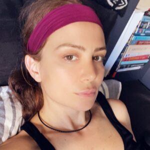 Ayşe Şule Bilgiç Instagram - Fırtına öncesi sessizlik mi acaba bu yaşadığımız? 
💕
Her birimizin bu hayatta mutlak “exit” inden önce yaşamı duya duya yaşamakda bilindik bir istikrar yoktur. 
💕
Hayatta istikrarlı olan tek şey istikrarsızlığın kendisidir.
💕
Ben de hayata benziyorum.
💕💕💕
Dünyanın tarihi değişimine hep beraber şahit olurken bazen çok konuşuyorum. Bazen de derin bir sessizliğe gömülüyorum. 
🙏🏻💕
Yüzümüzün tekrar güleceği günlere diyelim. 
💕
Sizlerde durum nasıl bu istikrar konusında?