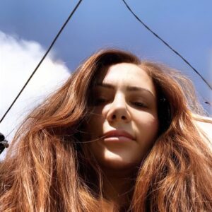Ayşe Şule Bilgiç Instagram - Bazı hesaplar var anlamaya çalıştığım için takip ediyorum. Bazı kitaplar var 102. Baskısını yapmış ama anlattığını bilimsel bir temele oturtamıyorum ama bazılarını alıp “insanlar neyin gerçek olmasını istiyorlar da bu kadar kişi bu kitapları okuyor” diye okuyorum. 
💐🙏🏻
Ben hayatım boyunca düşüncelerime yandaş olanlardan çok karşı olanları okumuşumdur. Farklı bakış ve inanışları değerli bulmuşumdur.
💐🙏🏻
Safsata dediklerimizin ise nasıl oluyor da bu kadar yayılıyor olduğuna kafayı takmışımdır.
💐🙏🏻
Şimdi şu meşhur kitaplar, milyonlara vuran takipçileri olan hesaplara kafayı taktım. Örnekle anlatayım.
💐🙏🏻
Resimlerde diz çökmüş erkek ayakta bir kadın var 30-40 tane ama biri farklı. Resimdeki farklı olanı 30 sn’de bulduysan yorumlara 💍💍 koy hayatının aşkı seni bulsun.” diyor. Aktında çokça yorum ve yüzük var. 
💐🙏🏻
Dünyanın böyle yoruma imoji bırakarak gerçekleşecek düşlerle çalıştığına inanan insanları ben çok masalsı buluyorum. 😇 Gülmeyin cidden. Ne saf bir inanış. Farklı resmi bulacağım, imoji koyacağım hayatımın aşkı karşıma çıkacak. Buna inanmak çok çocuksu bir niyet değil mi?
💐🙏🏻
Bugün bu yüzüklü postu görünce, dün @masumlarapartmani nda @lostuvali7 @cigdembozali nin görsel anlatımları, oyuncuların oyunculuk şöleni ve @tipsizbelliki ile @ranamamat ın düş gücünün yansımalarını izlerken, @mervedizdar ın can verdiği Gülben nin totemleri geldi aklıma. Tam da hissettiğim o çocuksu inanç.
💐🙏🏻
Bir an için dünyanın tüm çalışma prensiplerinin aslında bu kadar basit çalıştığını düşünsek? 
💐🙏🏻
Siz hangi@düşünüz için nasıl bir totem yapmak isterdiniz?