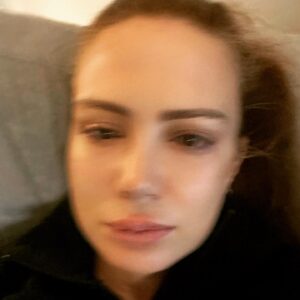 Ayşe Şule Bilgiç Instagram - İster havalardan deyin, ister olan biten onca acının tam ortasında durmaktan deyin…
🍀
Kendimi çokça mutsuz hissederken gülümseyen fotoğraflar koyamamak umutsuz olduğumdan değil, insan olduğumdan…
💞
Mesleğim gereği duygularımı regüle etmekte pek çoklarınızdan daha yetkin olabilirim ama bu ağlamadığıma işaret değil. Ağlamak çünkü kötü bir şey değil. 
🍀
Bugünlerde ağlamayacağız da ne zaman ağlayacağız? Bugünlerde üzülmeyeceğiz de ne zaman üzüleceğiz? diyor mesala kalbim. 
🍀
Yaşamın dualitesi içinde gülmenin bu kadar revaçta ve pazarlanılası, mutluluğun kapaklar altından fışkırdığı günümüzde üzülmeyi, ağlamayı ayıp ve yok sayan bir toplum olmayalım. Hiçbir şey yok gibi yapmayalım. 
🍀
Ağlamak geliyorsa içimizden varsın ağlayalım. İş ki ağladığımız, üzüldüğümüz anların sonsuza kadar sürmeyeceğini de unutmayalım. Gülmenin ve mutluluğun sonsuz olmadığı gibi…
🍀
Demem o ki ağlamak, üzülmek kabulümüzde olsun ama yanında tek bir şeyi eksik etmeden… Umudu… 
🍀
Gelin bugün biraz beraber ağlayalım. Sonra nasılsa #beraberiyileşeceğiz
