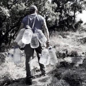 Ayşe Şule Bilgiç Instagram - Bu fotoğrafı da gördüm ya… Foto yangından değilse bile eminim fotoğrafı çekilmeyen onlarca yüzlerce buna benzer hal var sahada. 
🤢🙏🏻
Bu millet bu hale düşürülmeli miydi? Her şey şahane yapılıyor da bu insanlar kendi kendilerine mi bu hallere giriyorlar? 
🤢🙏🏻
Ne, çocukça bir umutla “uçak yok” diyenlerin “varmış tamam alın,onarın uçurun” demeleri mümkünmüş ne de büyük bir çaba ve özenle krizin yönetilip yangının “en az hasarla” atlatılması. Hasarımız çoooook…
🤢🙏🏻
Bir yandan elimizden gelen mücadeleyi devam ettirip, tüm yardımlara açık mücadeleye devam ederken “Olması gereken oluyor” teslimiyeti saracak sanki hepimizi.  Çaresizlikten, olan bitenden bu sonuç çıkıyor.
🙏🏻🤢
Kibir, öfke, korku düşük frekanslı duygulanımlar. Bu fotoğrafın anlattığında ise yüksek bir cesaret, umut, çaba, sevgi hatta görebilene aşk var.
🤢🙏🏻
Allah’ım şu an sahada çabalayan tüm canların yar ve yardımcısı olsun. 
🙏🏻
Birimizi diğerinden ayrıştırmasın kalbimiz. Kötülerin ve zalimlerin sürüneceklerini görüp onlara bile acıyacağımız günler gelecektir. 
🙏🏻
Anladım ki doğanın bu kendini feda edişinden çıkarılacak çok ders var.