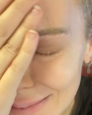 Ayşe Şule Bilgiç Instagram - Ben genel olarak yüksek duygular karşısında göz yaşlarımı tutmam, tutamam.
💕🙏🏻
Çocuklarımıza “ağlama”, “aaaa böyle küçük bişeye ağlanır mı?”, “sen de her şeye ağlıyorsun?”, “yok yok acımadı, ağlamana gerek yok!” gibi cümleler kurmayın nolur!
💕🙏🏻
Lütfen çocuklarınıza AĞLAMA demeyin! Çocuklar durduk yere ağlamaz! Çocuklar başka türlü baş edemedikleri bir stres ile karşılaştıklarında ağlarlar ve vücudun ve hatta ruhun kendini bu stresten uzaklaştırması için önemli bir baş etme yöntemi ve görebilen bir yetişkine alarmdır ağlamak. 
💕🙏🏻
Çocuklarınızı ağlatınız! Durduk yere değil tabi ki… Çocuk ağladığında bırakın ağlasın. Ağladıkları için haklı görün onları. Üzülmesini normal karşılayın. Duygularını yok saymak yerine sahip çıkın. “Ağlama”derken “buna ağlanır mı?” derken çocuğa “sen şu an hatalı bir şey yapıyorsun! Sen duygularını bilmezsin ben bilirim ve buna ağlanmaz!” diye diktatörlük yapmaktan nolur vazgeçin.
💕🙏🏻
Çocuklar ağlarken şöyle cümleler duymalı; “Seni anlıyorum çok korktun/çok üzüldün bu yüzden ağlıyorsun.” “Şu an çok sinirlisin ve ağlamak istiyorsun anladım. Bu seni rahatlatabilir, ağlayabilirsin.”, “Eminim canın çok yandı. Düşünce/ çarpınca canımızın acıması çok doğal, canımız acıyınca da herkes ağlar, hiç sorun değil, ağlayabilirsin.” “Sana sarılmamı ister misin?” “Gel sarılalım öyle ağla!” 
💕🙏🏻
Duruma göre bu cümleler çoğalabilir. Bu arada bu cümleler yetişkinlerde de çalışır.👌🏻
💕🙏🏻
Demem o ki ağlayandan korkmayın. Asıl duyguları küntleşmiş, hiçbir şeye ağlamayan çocuklardan ve yetişkinlerden korkun. 
💕🙏🏻
Duygularına zamanında ebeveynlerince sahip çıkılmayan, kabul görmeyen çocuk yetişkinliğinde o duygularla baş başa kaldığında ne yapacağını asla bilemez. O zaman da hiçbirini dışarı yansıtmayacak şekilde davranıp bir süre sonra kendisinin bile kendinden çoook uzaklara gittiği bir yaşamla kalakalır.
💕🙏🏻
Sonra kendinden uzak diyarlarda, kendilik bütünlüğünü kazanamamış, sayısız psikolojik ve fiziksel sorunla boğuşması çok olasıdır. 
💕🙏🏻
Kıssadan hisse biz hep ağlayana üzülürüz. Ben bu konuya başka bir bakış açısı getiriyorum. Ağlamayana/ ağlayamayana üzülün! 
💕🙏🏻
Sizin ağlamakla aranız nasıl? En son ne zaman ağladınız?