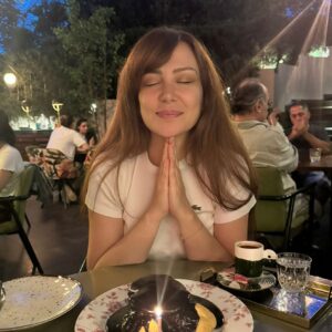 Ayşe Şule Bilgiç Instagram - Yaşamda bize öğretilen her şeyin kocaman bir yanılsama olabileceğini söylesem ne düşünürsünüz? 
❤️🧿
Aslolanın siz ve sizin inandığınız, inanmayı tercih ettiğiniz şeyler olduğunu söylesem? Saçma mı gelir? 
🧿❤️
Çift yarık deneyini duymuşsunuzdur, duymayanlar arama motoruna yazdıklarında pek çok kaynaktan okuyabilirler. 
❤️🧿
Hala gözlemcinin fonksiyonunun tam olarak çözülemediği ve tüm bilimsel verileri alt üst ettiği bir dünyada hepimizin aslında bir diğerine gözlemci olduğunu düşünsek? “Düşünüyorum öyleyse varım”ı bir nebze değiştirip “düşlüyorum ondan var” a getirsek?
🧿❤️
Karışıyor değil mi? 
🧿❤️
Algılaması zaman isteyen ve hepimizin kabul edip sırtlanamayacağı kadar ağır bir gerçek var sanki ortada. 
🧿❤️
Görebilene, duyabilene, idrak edebilene... 
🧿❤️
Gözle görülmeyen sistemler diyorum ben... Şüphe ile kurcalıyorum. 
🙏🏻🧿
Görüleni zor anlarken kabul ediyorum ki görülmeyeni keşfe çıkmak çılgınca geliyor. Ama var, burada ve hepimize dokunuyor, seziyorum... 
💕
Siz ne düşünüyorsunuz gözle göremediğimiz, kulakla duyamadığımız, elleyemediğimiz; tadını, kokusunu bilmediğimiz sistemler hakkında?