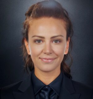 Ayşe Şule Bilgiç Instagram - Zaman bildiğimiz gibi lineer ilerleyen bir şey değil kanımca. Zamanı yaratan da onu haritalayıp saatlere, günlere, aylara, yıllara bölen, böylece daha anlaşılır, somut hale getirmeye çalışan da biziz!

Nice düşünürler, bilim insanları kafa yormuş yüzyıllardır zaman üzerine…

“Zaman geçiyor” demek bemim için aslında yitip giden bir şeyi çağrıştırmıyor. Sürekli bir değişimin diğer adı zaman. Geçip giden bir şey değil yani aslında mutlak ve değişmez olan değişimin bizdeki adı zaman. Burdan Theseus’un Gemisi’ne bağlayacaktım ki vaz geçtim. 🥰Asıl anlatmak istediğim kınu başka. 

Gelin çocuklarımızın 12 yıl geçirdikleri zamana biraz bakalım. 12 yıl içinde ne kadar değişiyorlar, büyüyorlar, yeni yetenekleri, alışkanlıkları ortaya çıkıyor. 

Büyük bir var oluş yolculuğunda 12 yıl gittikleri okulardan mezun olmak üzere olan milyonlarca genç hangi mesleğe ait olduğunu bilemiyor. Onu en çok hangi işi yapmak, hangi işe yaramak mutlu eder fikri bile yok. 

En popüler mesleklere, annesinin babasının, öğretmenlerinin onun için uygun gördüğü bir mesleğe bir sebepten yöneliyor çoğu. Öyle az anne, baba, öğretmen çocuğun gerçek yetenek alanına uygun yönlendirme yapıyor ki… Çoğu eğitim sistemindeki tek tip prototip insan tezgahından ne tam sistemin istediği ne de kendi istediği gibi çıkabiliyor. Sonra şanslı olan küçük azınlık zor da olsa gerçek istediğini ölmeden önce buluyor ve direksiyonu oraya doğru kırma cesaretini gösteriyor. 

Değiştiremeyenler ise  bizimle terapi odalarında hayatdaki tatminsizliği, anlam veremedikleri boşluğu, mutsuzluklarını ve bunların ne zaman nerede başladığını bulamadıklarını anlatıyorlar. 

Elbette insan sadece yeteneğine uygun meslek sahibi olmayınca düşmez bu boşluğa, anlamsızlığa ancak her sabah keyifle ve yapmaktan, üretmekten memnun olduğu bir iş için uyanan çoğu kişi diğer yaşam zorluklarını daha kolay atlatabilir. 

Mesleğimiz kendimizle kendimiz arasında önemli bir köprüdür. 

Haftasonu çocuklar YKS ye girecek. Tercih döneminde ben tutabildiğim kadar deniz yıldızını yine denize atmak için tüm tercih döneminde olduğu gibi çalışacağım. 

Siz de çocuğunuzun, öğrencilerinizin ait olduğu ve mutlu olacağı mesleklere yönlendirin onları olur mu?